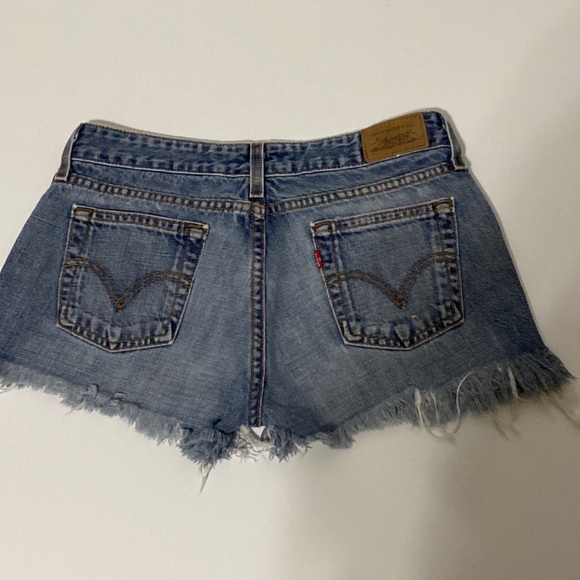 Levi's 545 Medium Wash Frayed Hem Jean Shorts Size 6 - Picture 2 of 7